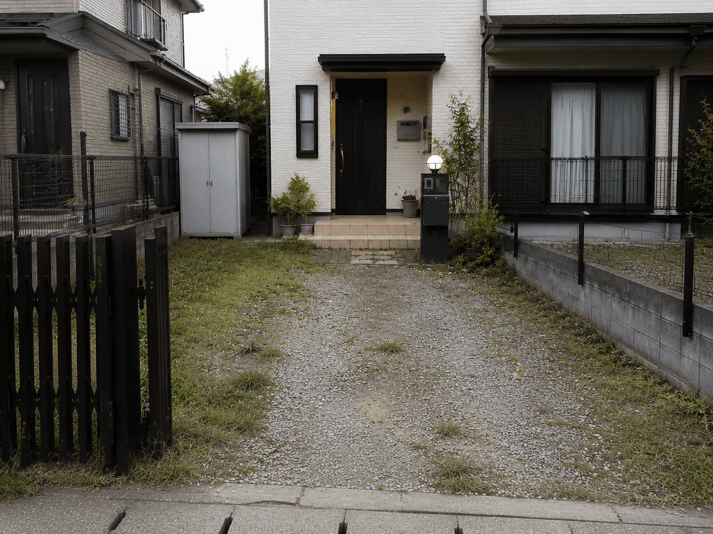 玄関アプローチと駐車場のリフォーム（施工前）
