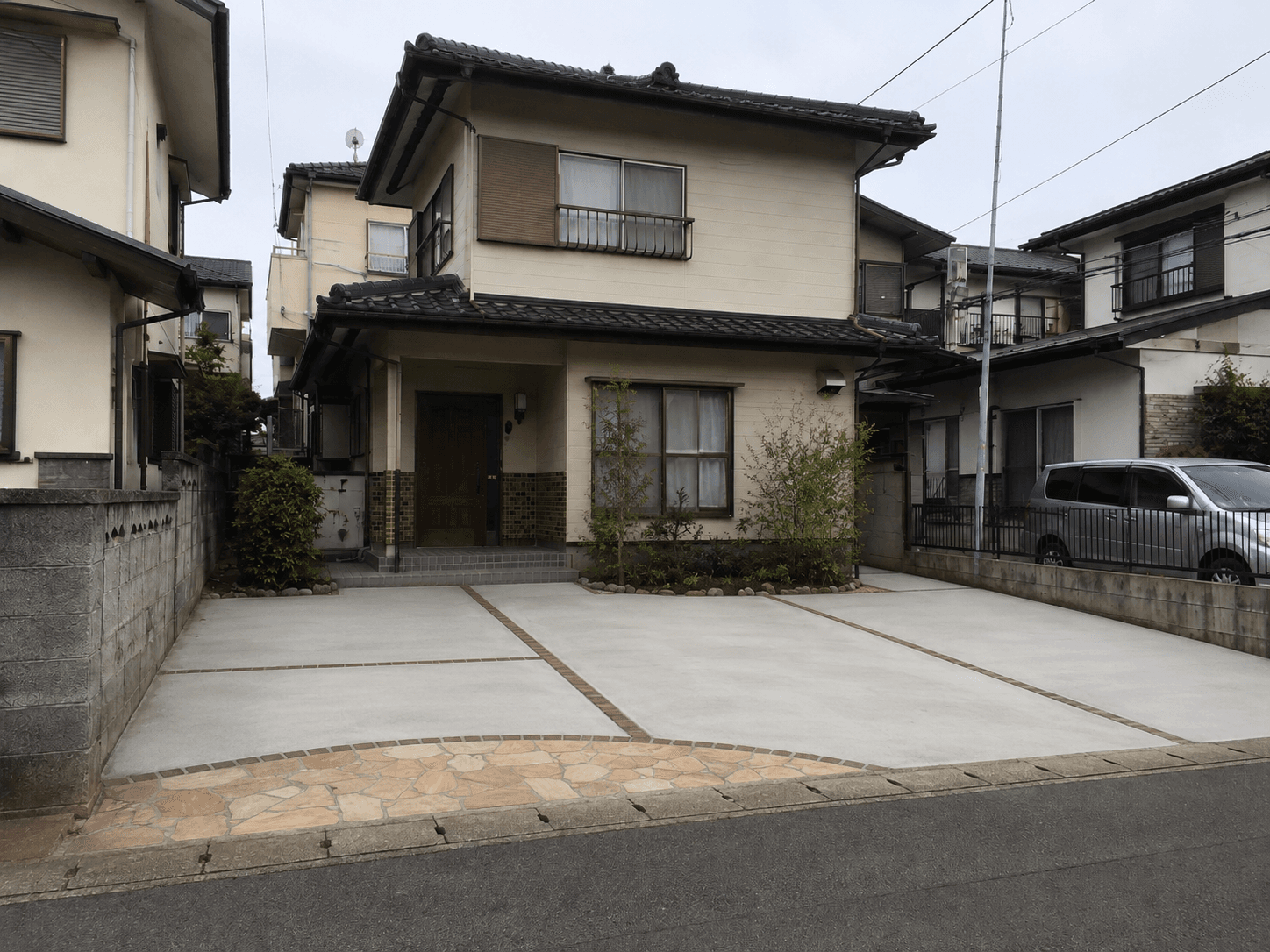 レンガ目地を取り入れた洋風駐車場リフォーム（施工後）