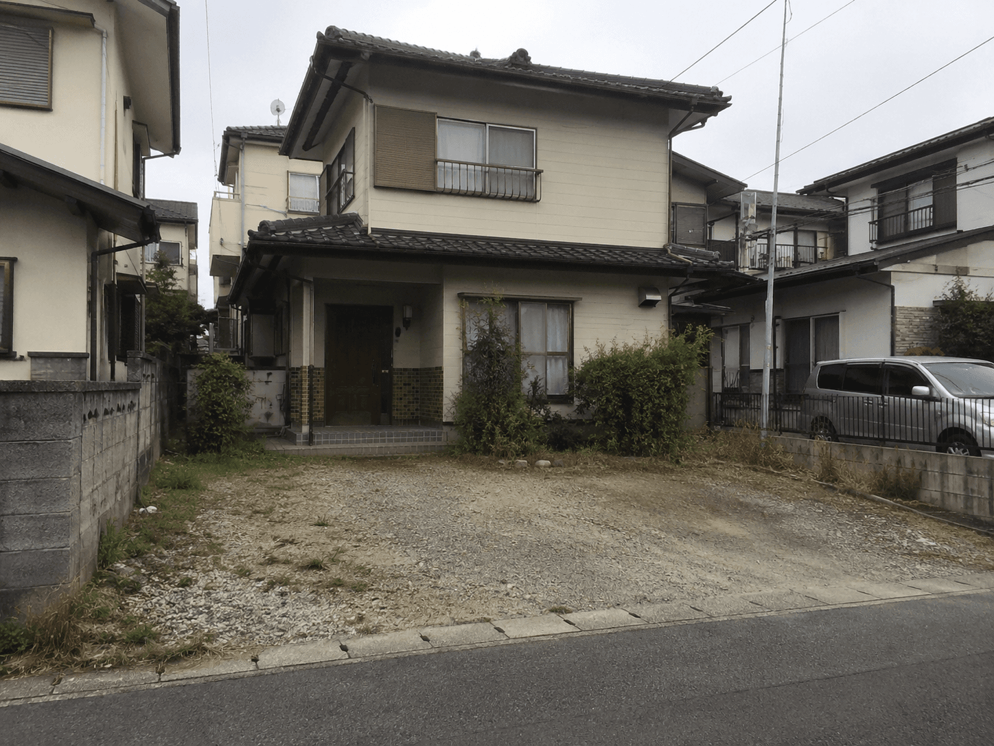 レンガ目地を取り入れた洋風駐車場リフォーム（施工前）
